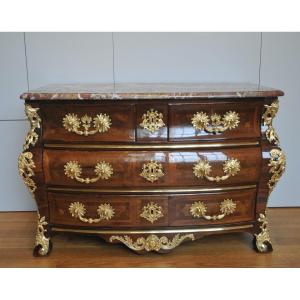 Commode galbée d'époque Louis XV Estampillée J Gosselin maitre en 1768