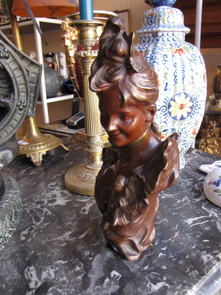 Small Bust Of A Woman-photo-3