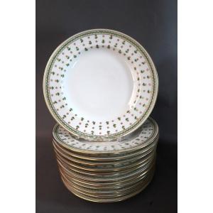 Suite De Douze  Assiettes En Porcelaine 