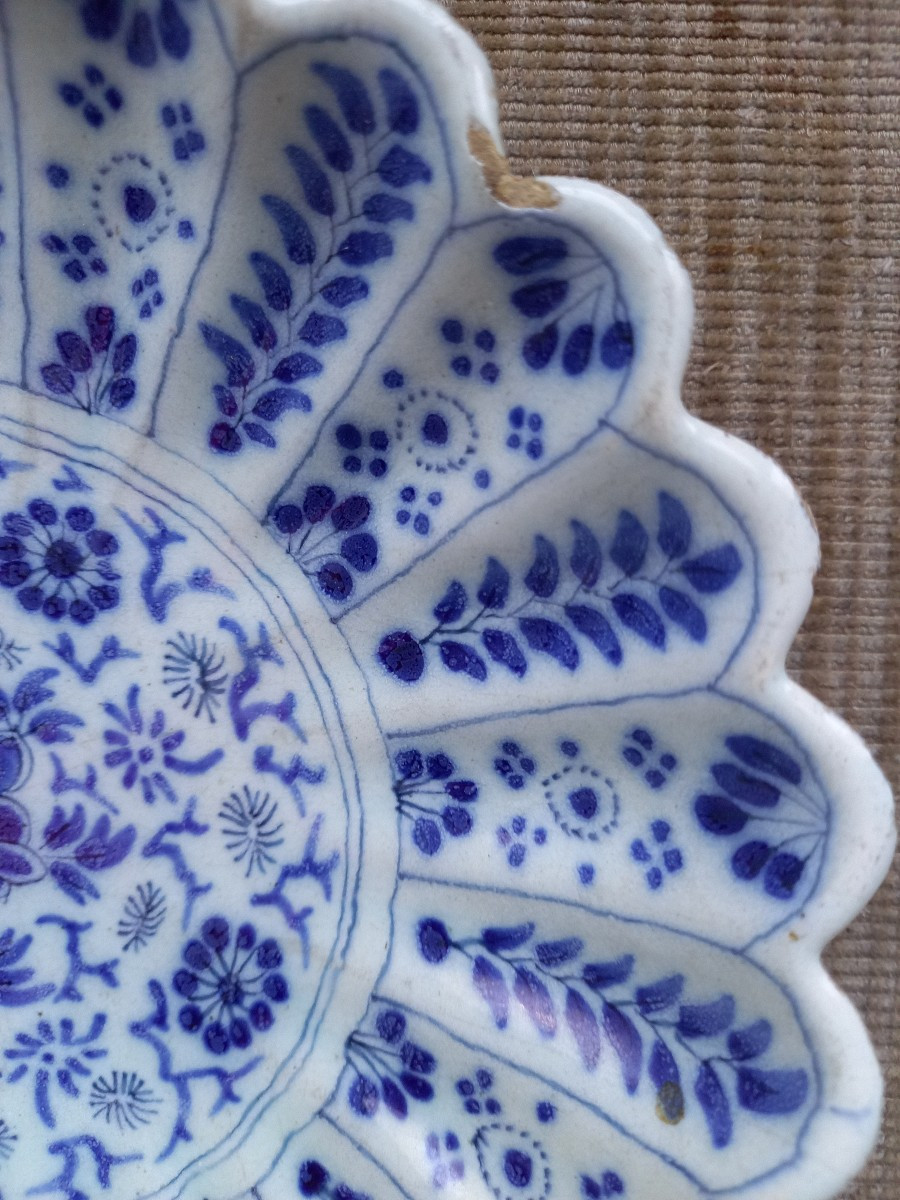 Faience De Delft Debut XVIIIe : Petite Jatte ,decor Aux Mille Fleurs -photo-1