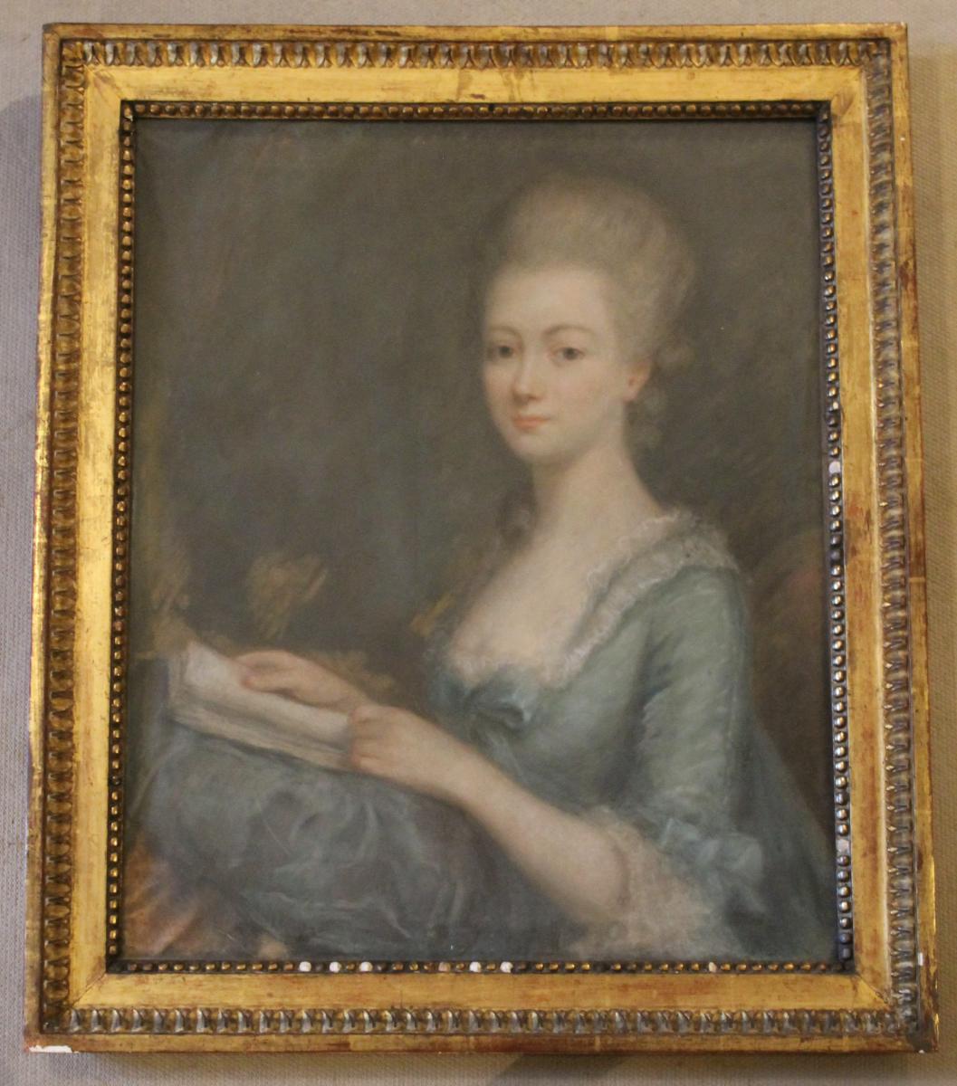 Grand Portrait De Femme De Qualité Au Pastel