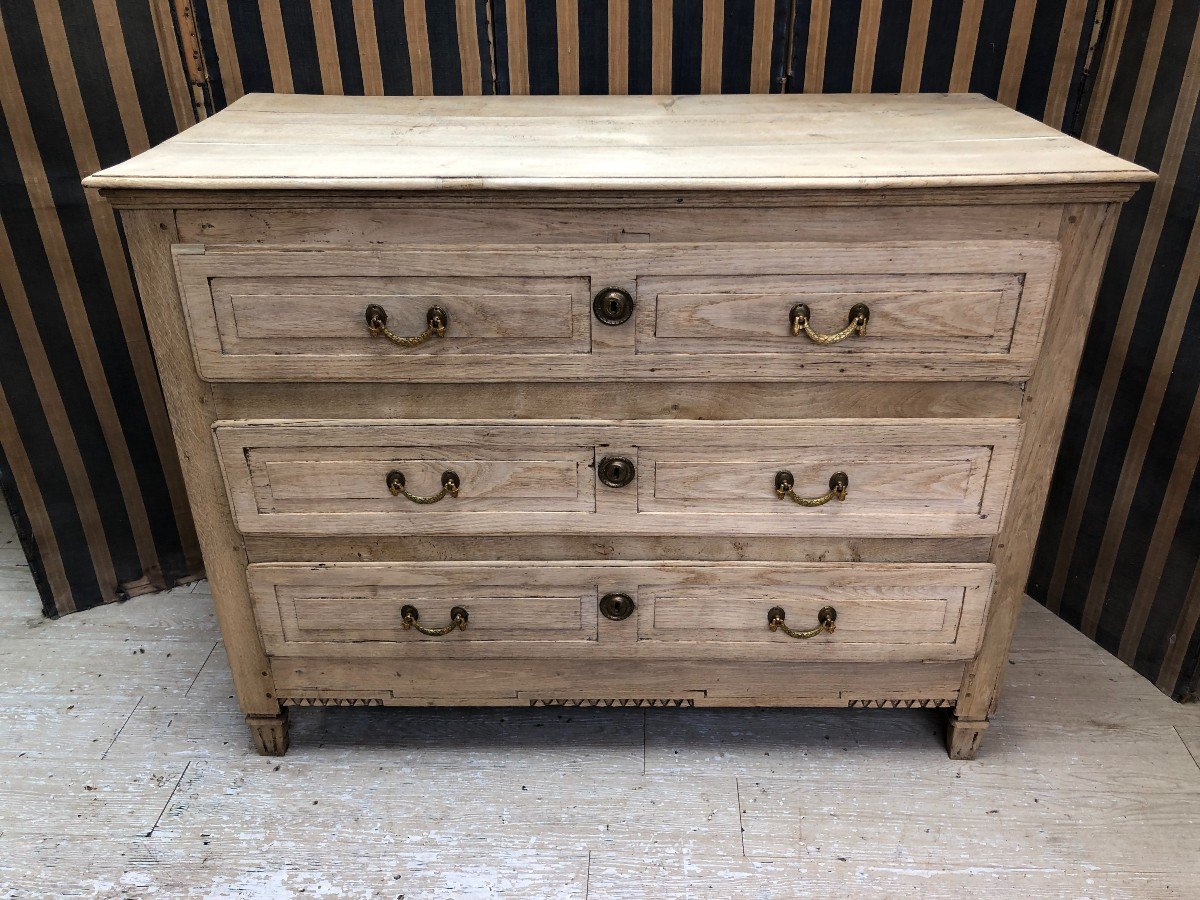 Louis XVI Period Liège Chest Of Drawers In Natural Oak