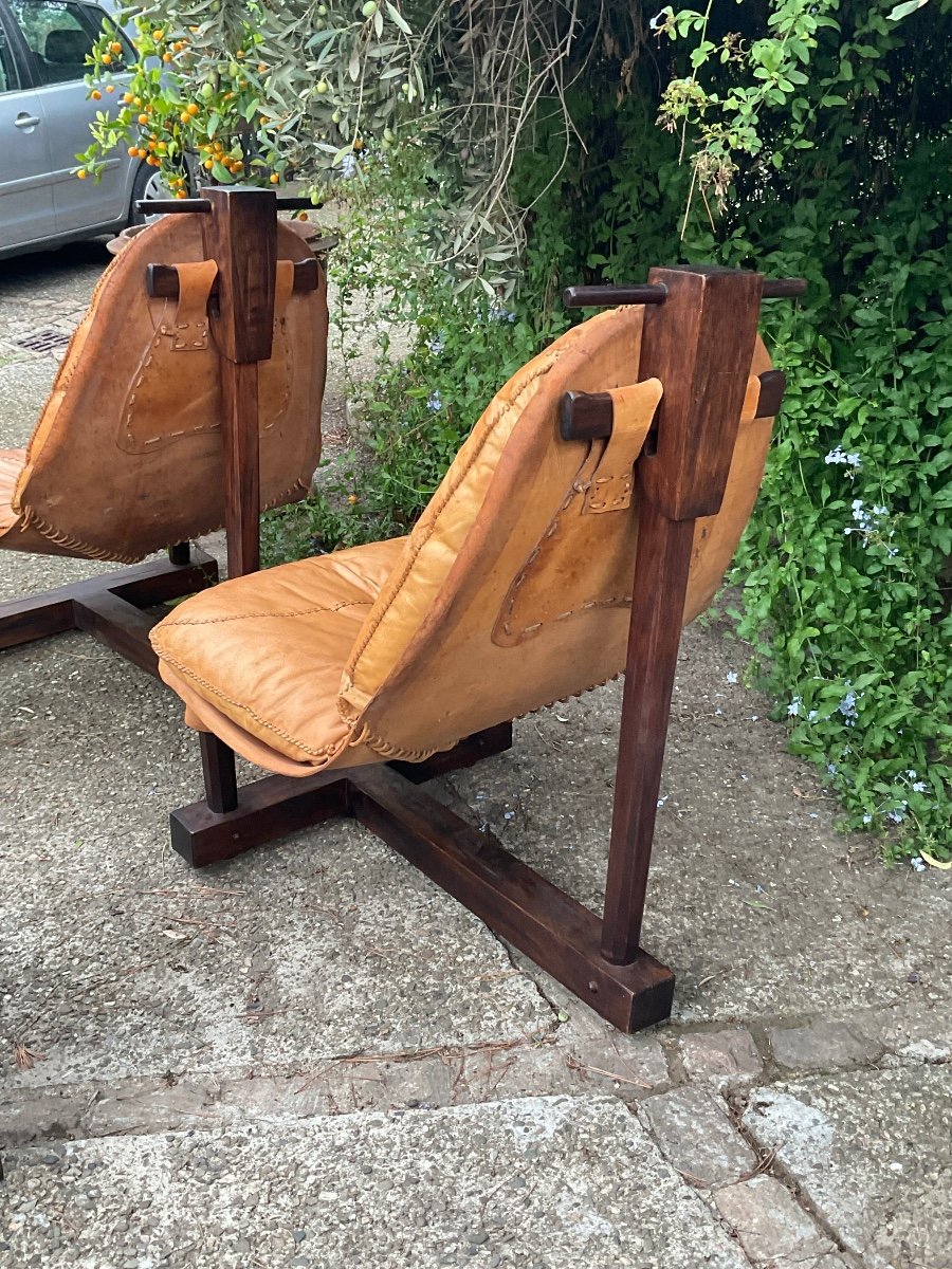 Paire De Fauteuils brutalistes Brésiliens Avec Leurs Ottomans Vers 1970-photo-1