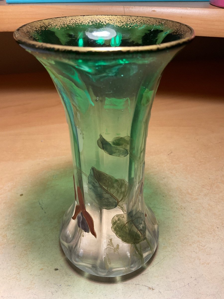 Vase Legras Polychrome Côtelé De Forme Diabolo En Cristal Dégradé Vert à Décor De Fuchsias.-photo-3