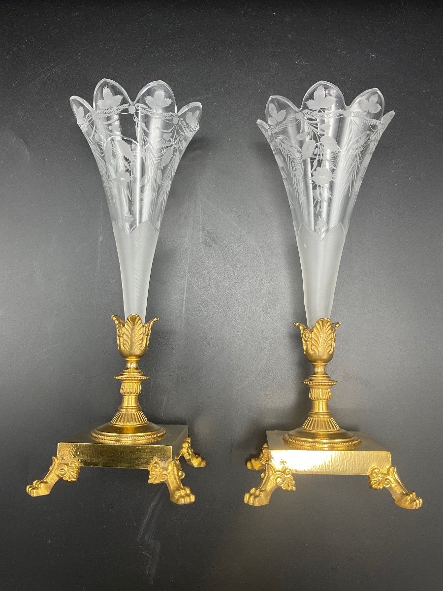 Paire De Vases Soliflore De Forme Cornet Polylobés En Cristal Gravé Dépoli à Décor Floraux ,feuillagé socle en bronze doré à l’or.-photo-3