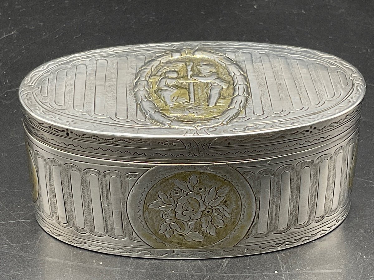 Oval Shaped Snuff Box In Chiseled Guilloché Sterling Silver With Flowery And Flowery Medallion Decor-photo-3