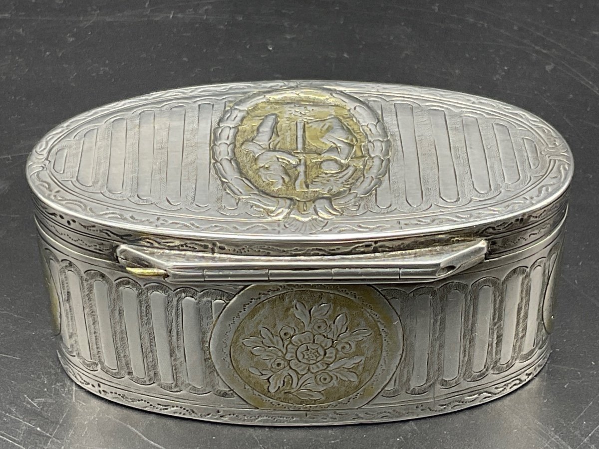 Oval Shaped Snuff Box In Chiseled Guilloché Sterling Silver With Flowery And Flowery Medallion Decor-photo-1