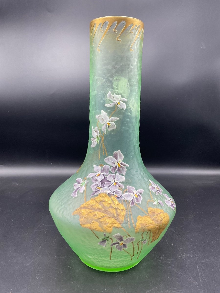 Vase Legras à Décor De Violette émaillée Et Feuillage Rehaussé à L’or Signé Montjoye Sur Fond Vert d’eau clair.