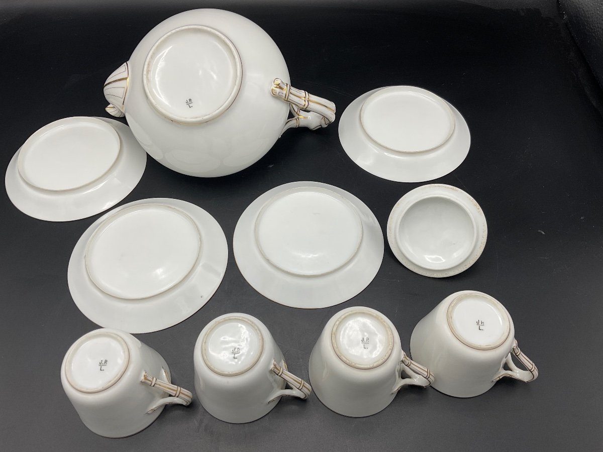 Une Verseuse Et Quatre Tasses Et Sous Tasses En Porcelaine Blanche Et Or De J.pouyat à Limoges.-photo-1