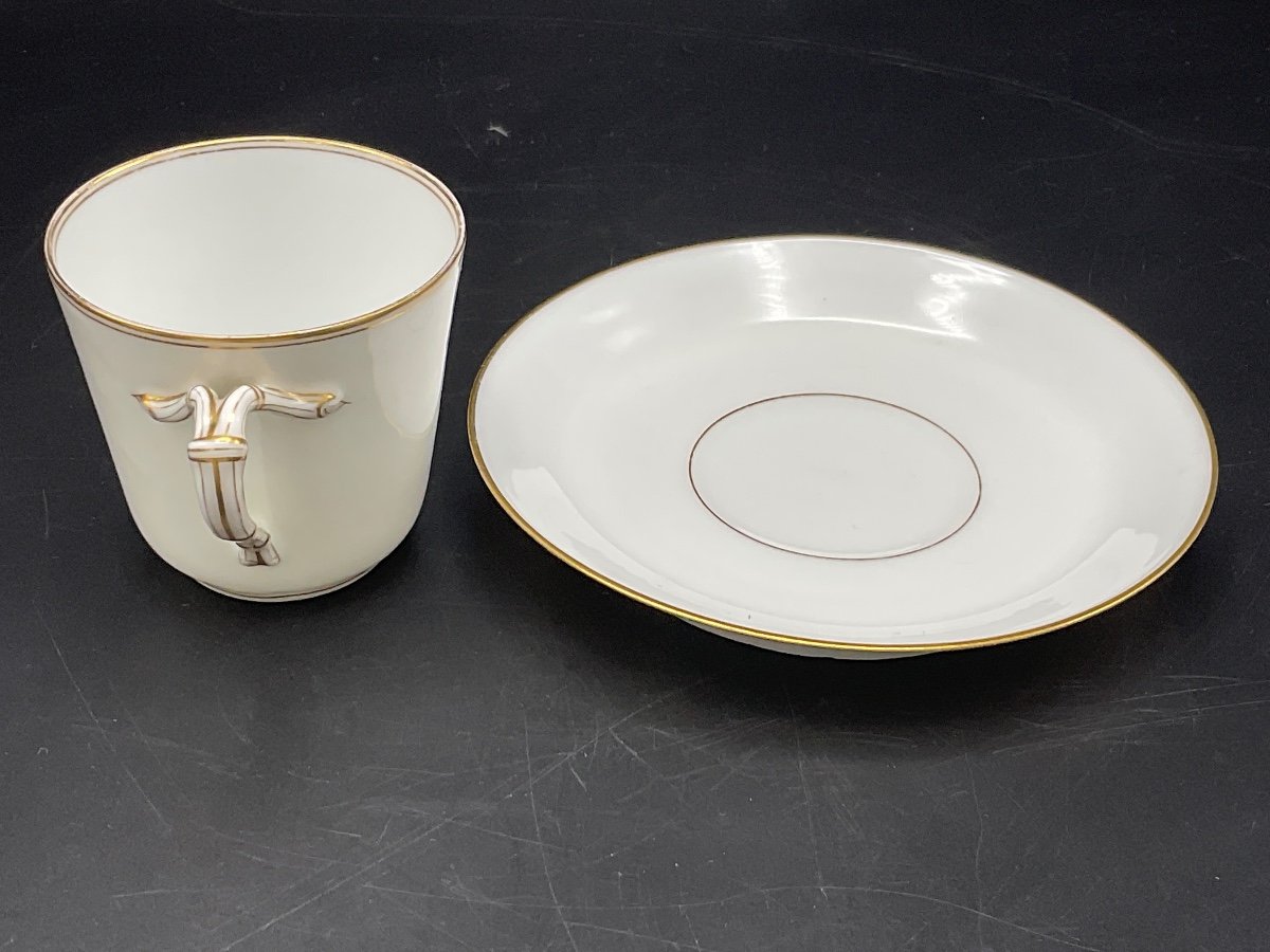 Une Verseuse Et Quatre Tasses Et Sous Tasses En Porcelaine Blanche Et Or De J.pouyat à Limoges.-photo-2