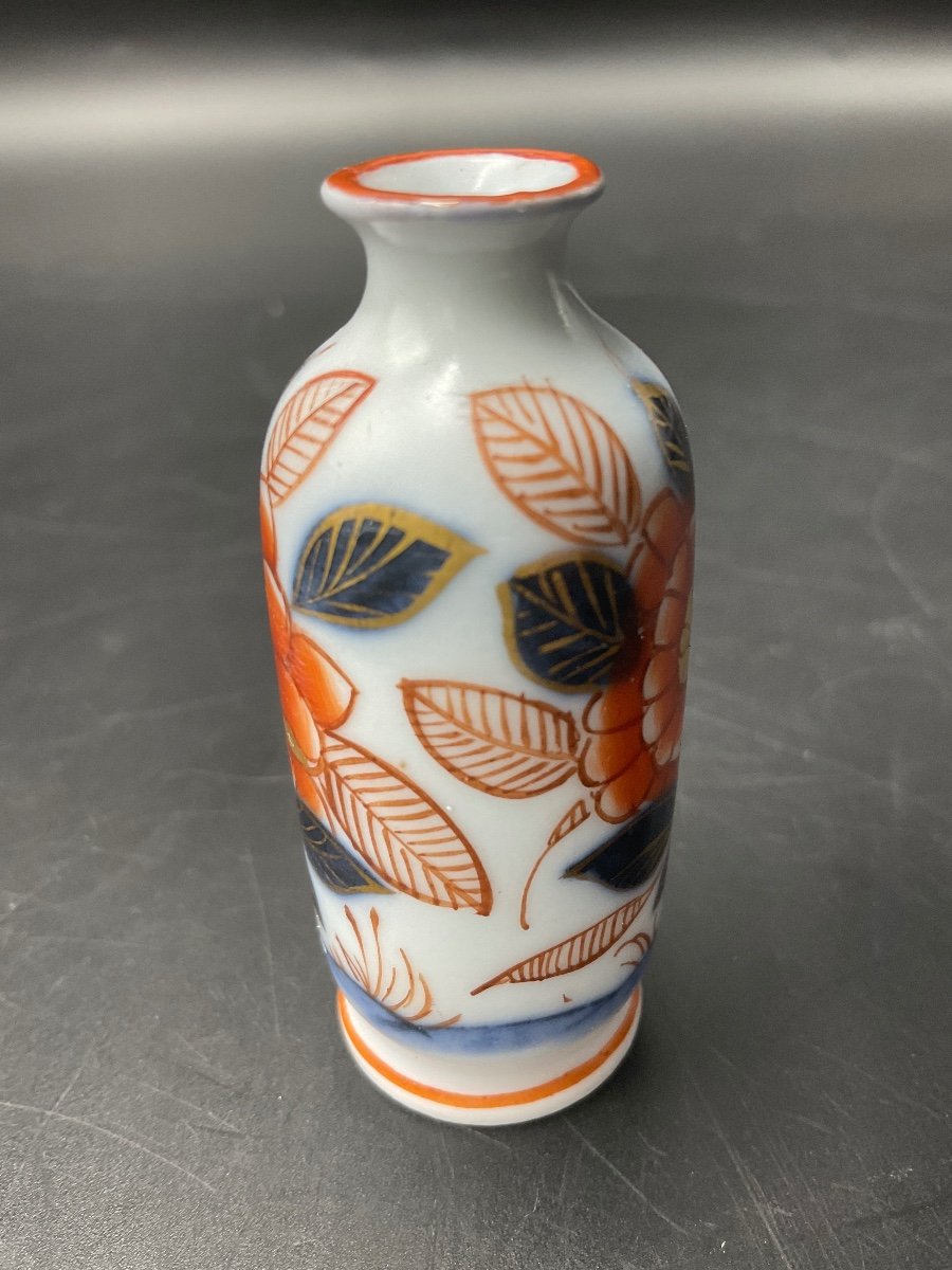 Small Polychrome Porcelain Vase From Bayeux With Imari Decor On A White Background Marked With The Caduceus.-photo-5