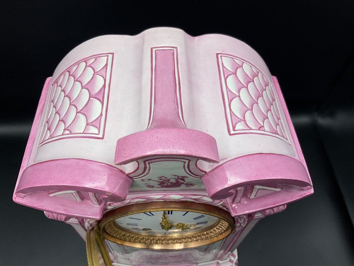 Trianon Clock In Gien Earthenware With Saxony Decor In Shades Of Pink On A White Background.-photo-3