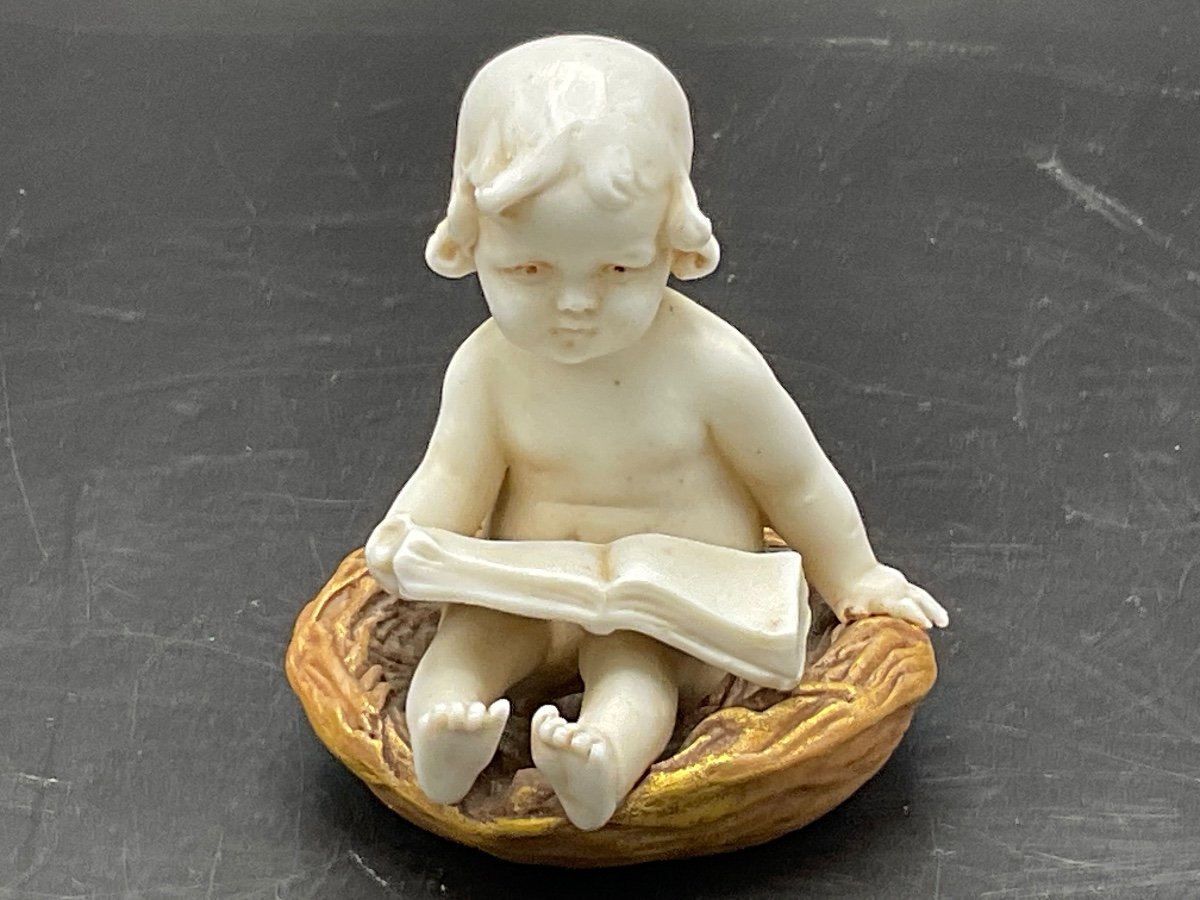 Biscuit Manufacture De Müller Representing A Little Girl Sitting In A Nest With A Book.-photo-7