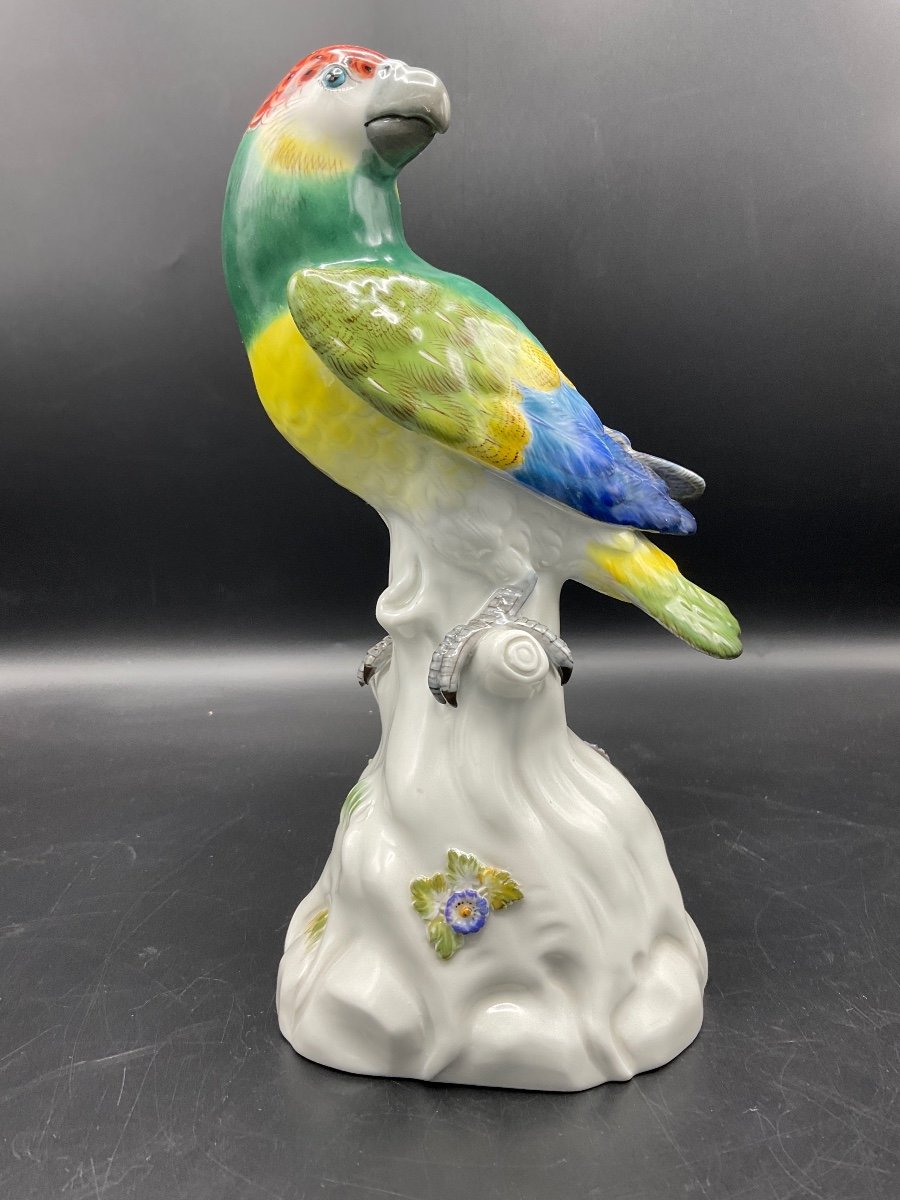 Porcelaine Polychrome De Meissen Représentant Un Perroquet Posé Sur Une Souche De Tronc D’arbre