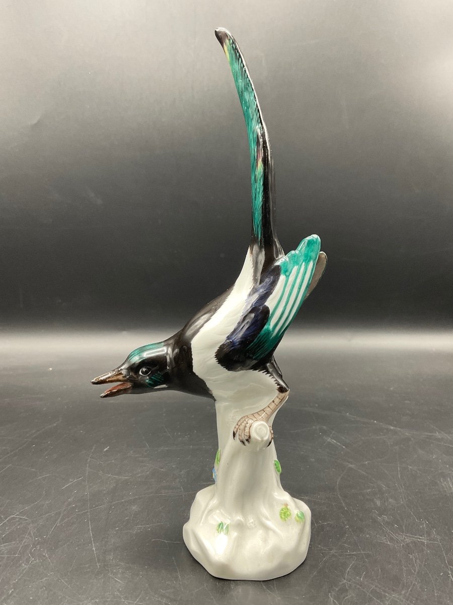 Meissen Polychrome Porcelain Depicting A Magpie Perched On A Tree Stump.-photo-2