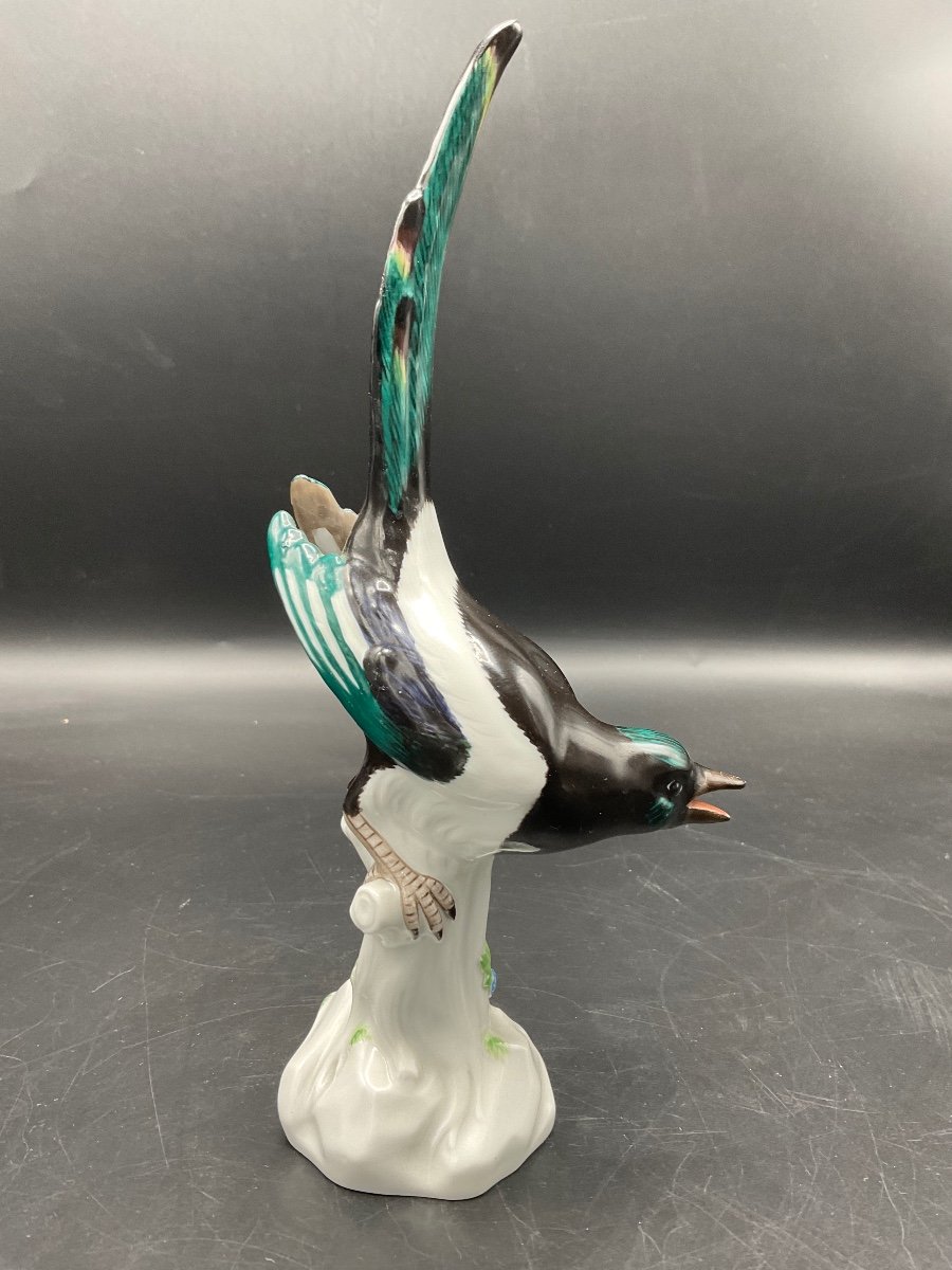 Porcelaine Polychrome De Meissen Représentant Une Pie Posé Sur Une Souche De Tronc D’arbre.-photo-1