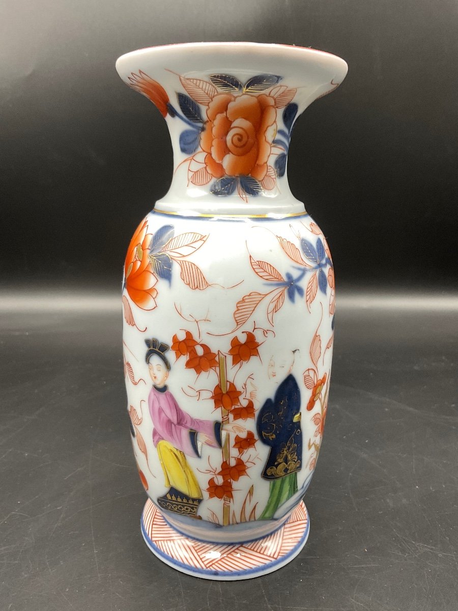 Vase En Porcelaine De Bayeux Décor Imari Sur Fond Blanc Avec Deux Personnages Signé Au Caducée.-photo-2