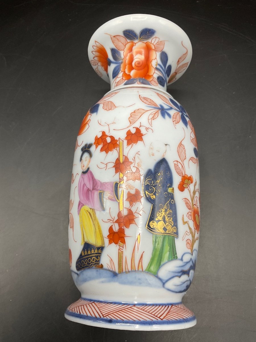 Vase En Porcelaine De Bayeux Décor Imari Sur Fond Blanc Avec Deux Personnages Signé Au Caducée.-photo-8