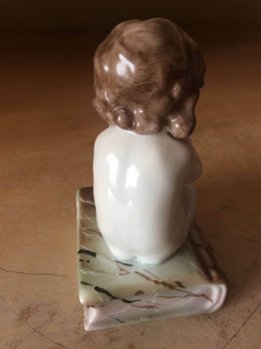 Porcelaine Polychrome De Müller Représentant Une Petite Fille Assise Sur Un Livre.-photo-4