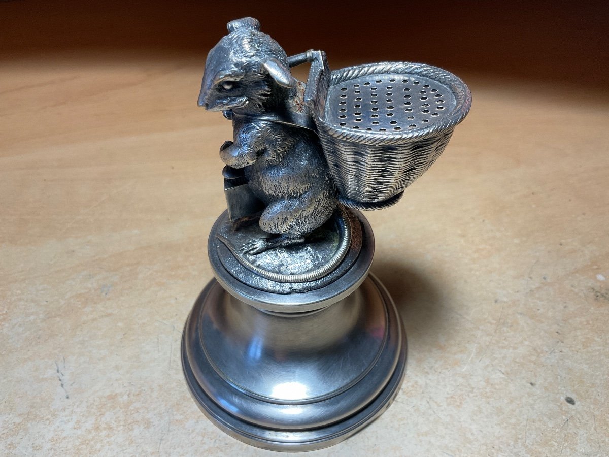 Porte Cure Dent En Bronze Argenté Représentant Une Souris Avec Un Panier Dans Le Dos Et Une Lanterne à la main signé Christofle sur le socle.-photo-5