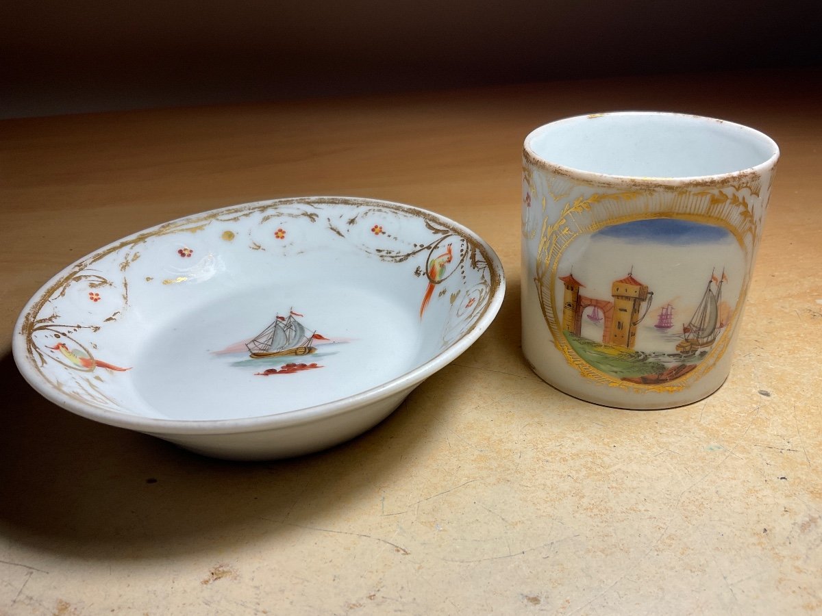 Tasse En Porcelaine De Locré De Forme Litron Et Sa Soutasse Décor Polychrome D’un Paysage Maritime Avec des Bateaux.-photo-8