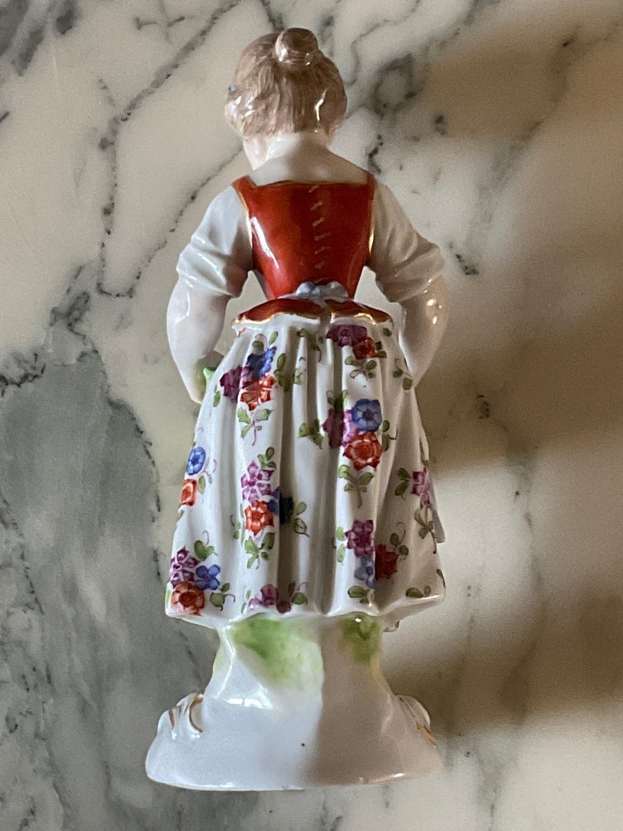 Figurine En Porcelaine Polychrome De Meissen Représentant Une Jeune Fille Tenant Un Panier De Légumes.-photo-8