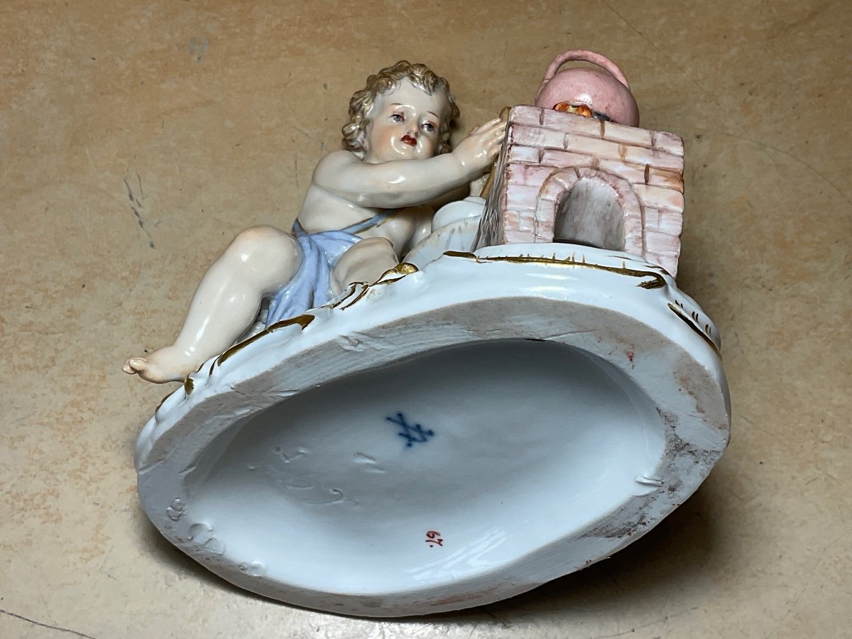 Polychrome Meissen Porcelain Representing A Putti Preparing His Chocolate.-photo-4