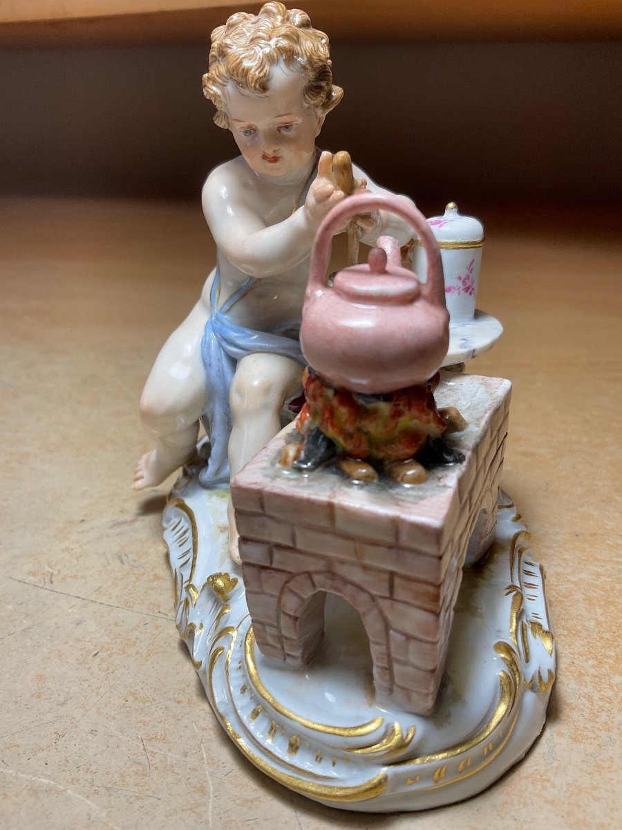 Porcelaine Polychrome De Meissen Représentant Un Putti En Train De Préparer Son Chocolat.-photo-8