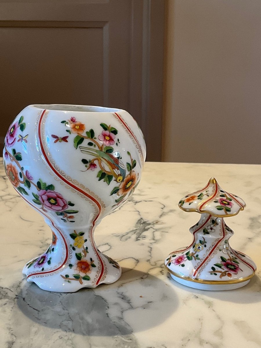 Pot Couvert Sur Piédouche De Forme Arrondie Torsadé En Porcelaine Polychrome De Bayeux.-photo-7