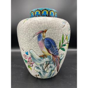 Vase Boule Polychrome En émaux De Longwy à Décor Tournant D’oiseau Papillon Et Branchages Fleuris sur fond blanc.