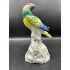 Porcelaine Polychrome De Meissen Représentant Un Perroquet Posé Sur Une Souche De Tronc D’arbre