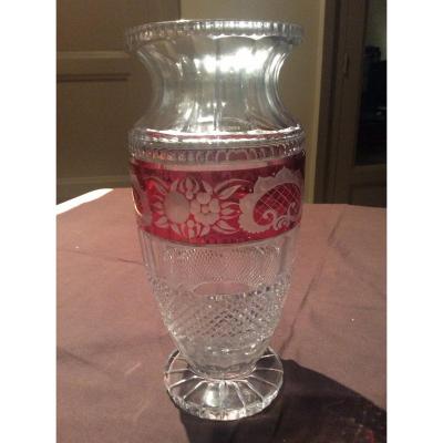 Vase En Cristal Taillé Facetté  à Pointe De Diamant Et Frise Rouge à Décor De  Fleurs Gravé Et Dépoli et pieds étoilé.