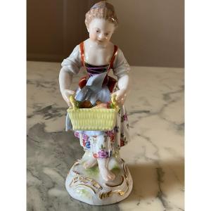 Figurine En Porcelaine Polychrome De Meissen Représentant Une Jeune Fille Tenant Un Panier De Légumes.