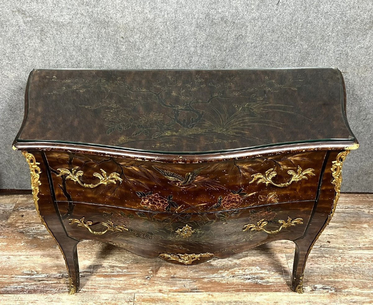 Curved Sauteuse Commode In Lacquer With Chinese Decor -photo-1