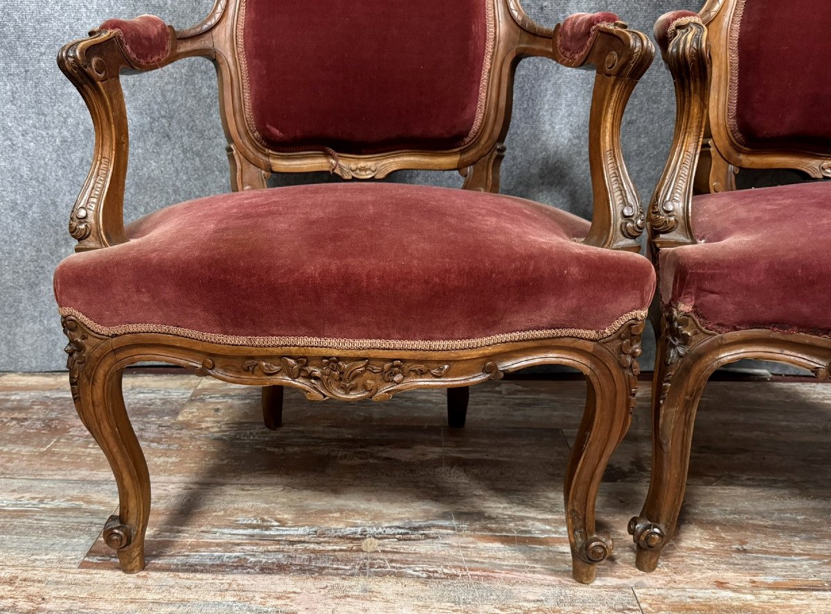 Paire De Fauteuils Cabriolets De Style Louis XV Rocaille En Noyer -photo-3