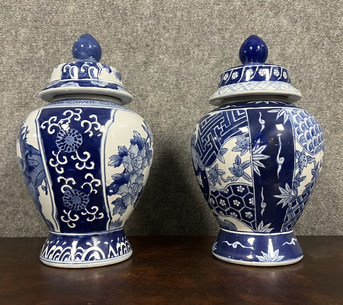 China Around 1900: Pair Of Porcelain Covered Potiches -photo-2