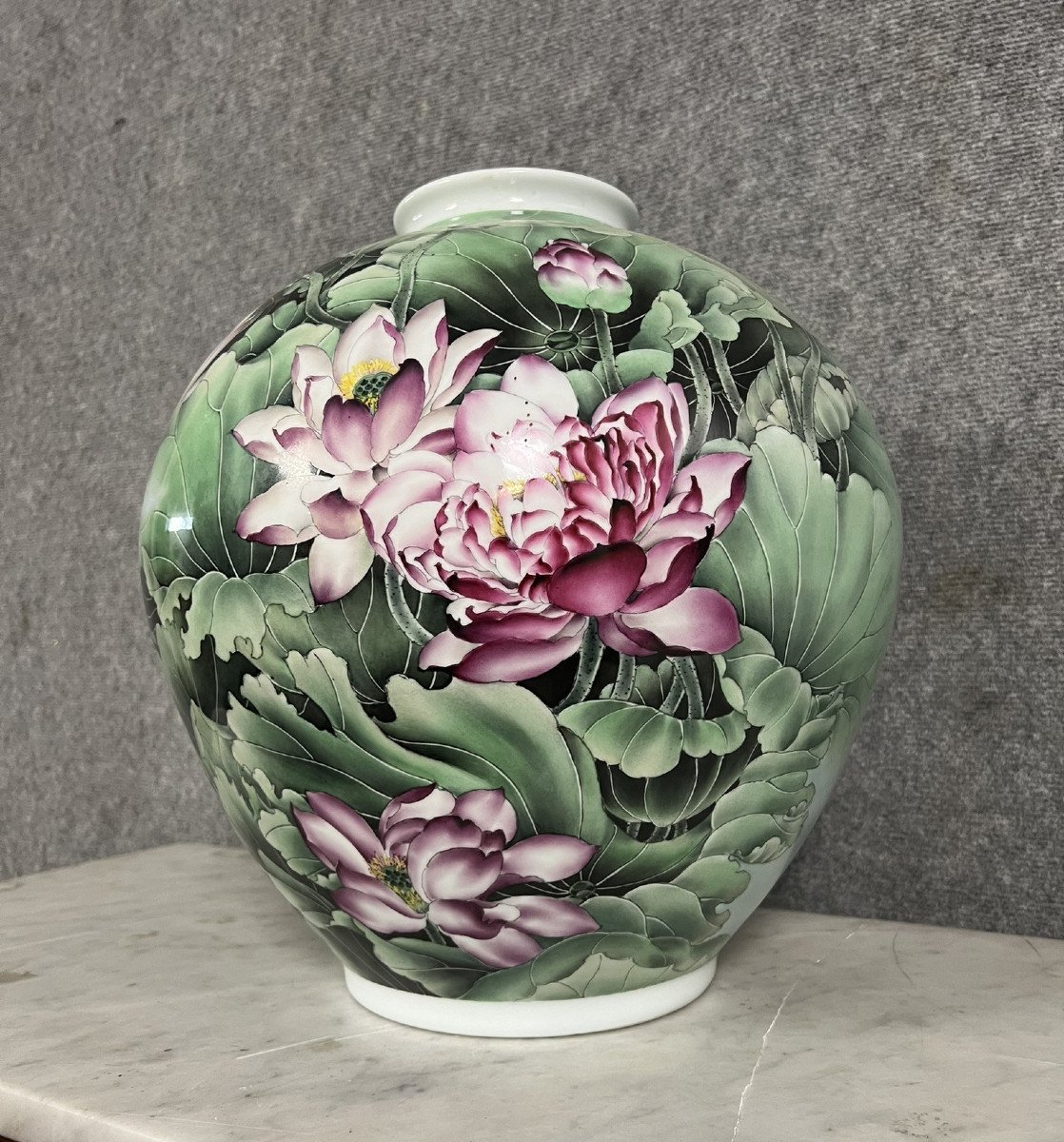 China - 20th Century: Important Porcelain Vase With Floral Decor On A Green Background  