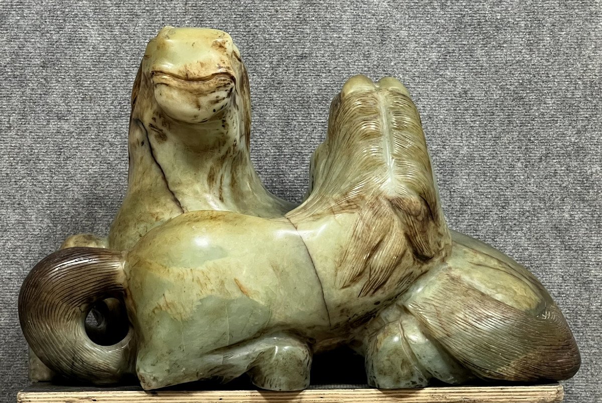 Chine XIXeme : Monumentale Sculpture En Jade Figurant Deux Chevaux Allongés Au Repos / 70kg