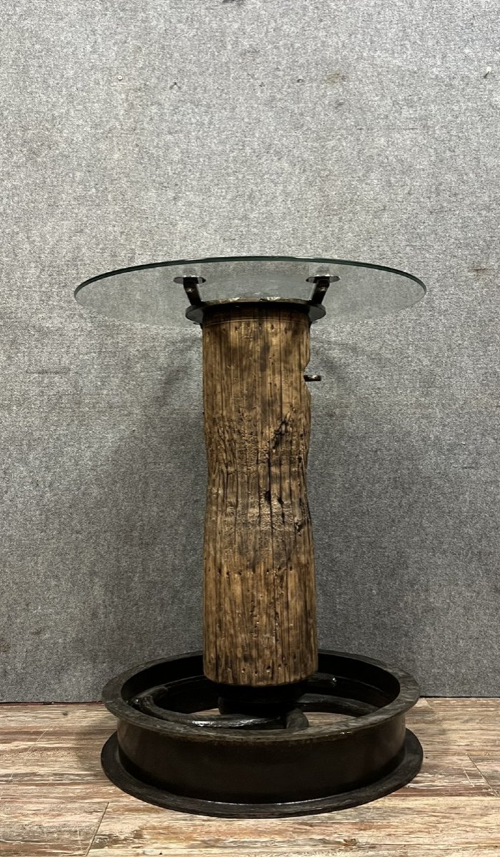 Design Industriel Pour Cette Table Haute Réalisée Avec Une Poulie Ancienne Et Un Axe En Bois -photo-1