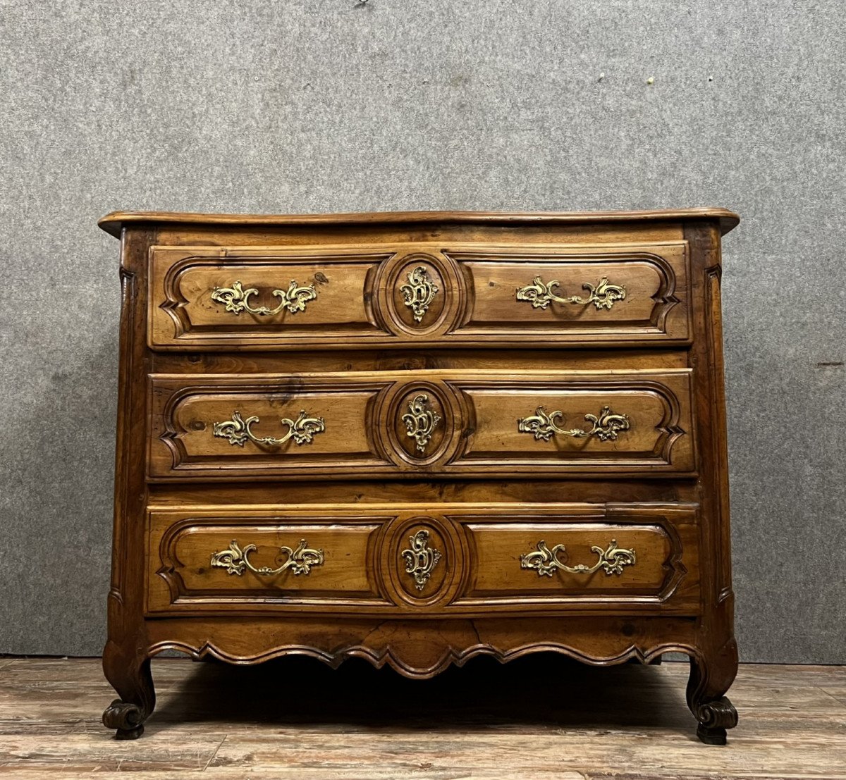 Commode Lyonnaise Galbée époque Louis XV En Noyer Massif 