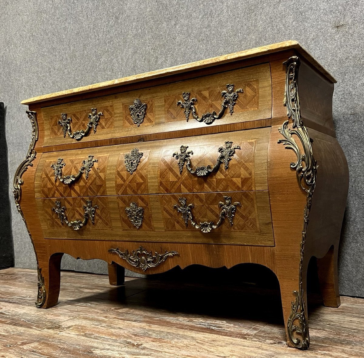 Commode Tombeau Galbée De Style Louis XV En Marqueterie De Bois Précieux -photo-2