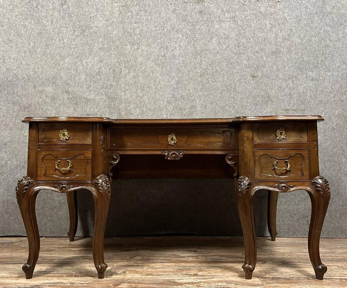 Bureau Provençal Galbé De Style Louis XV En Noyer Sculpté