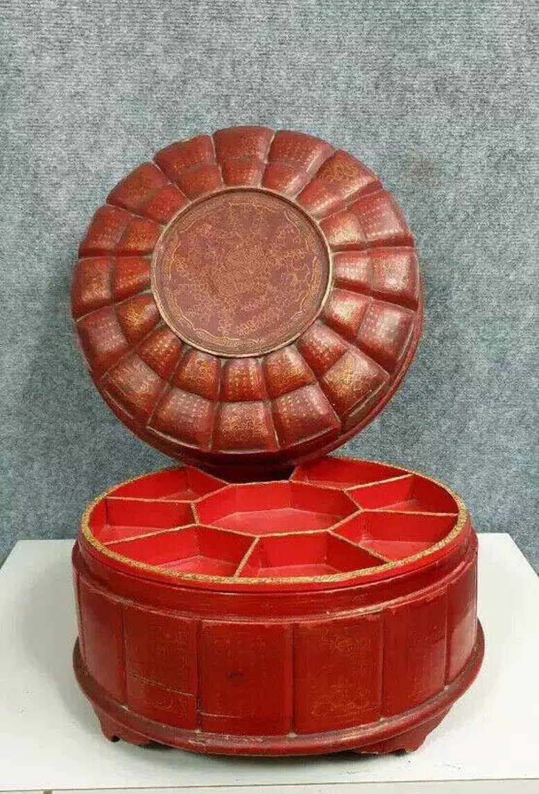 China 1900: Compartmentalized Circular Box In Beijing Lacquer