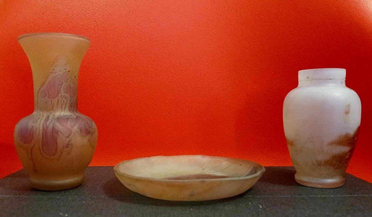 Display Case Items: 2 Vases And 1 Empty Pocket In Marbled Glass And Painted Glass  