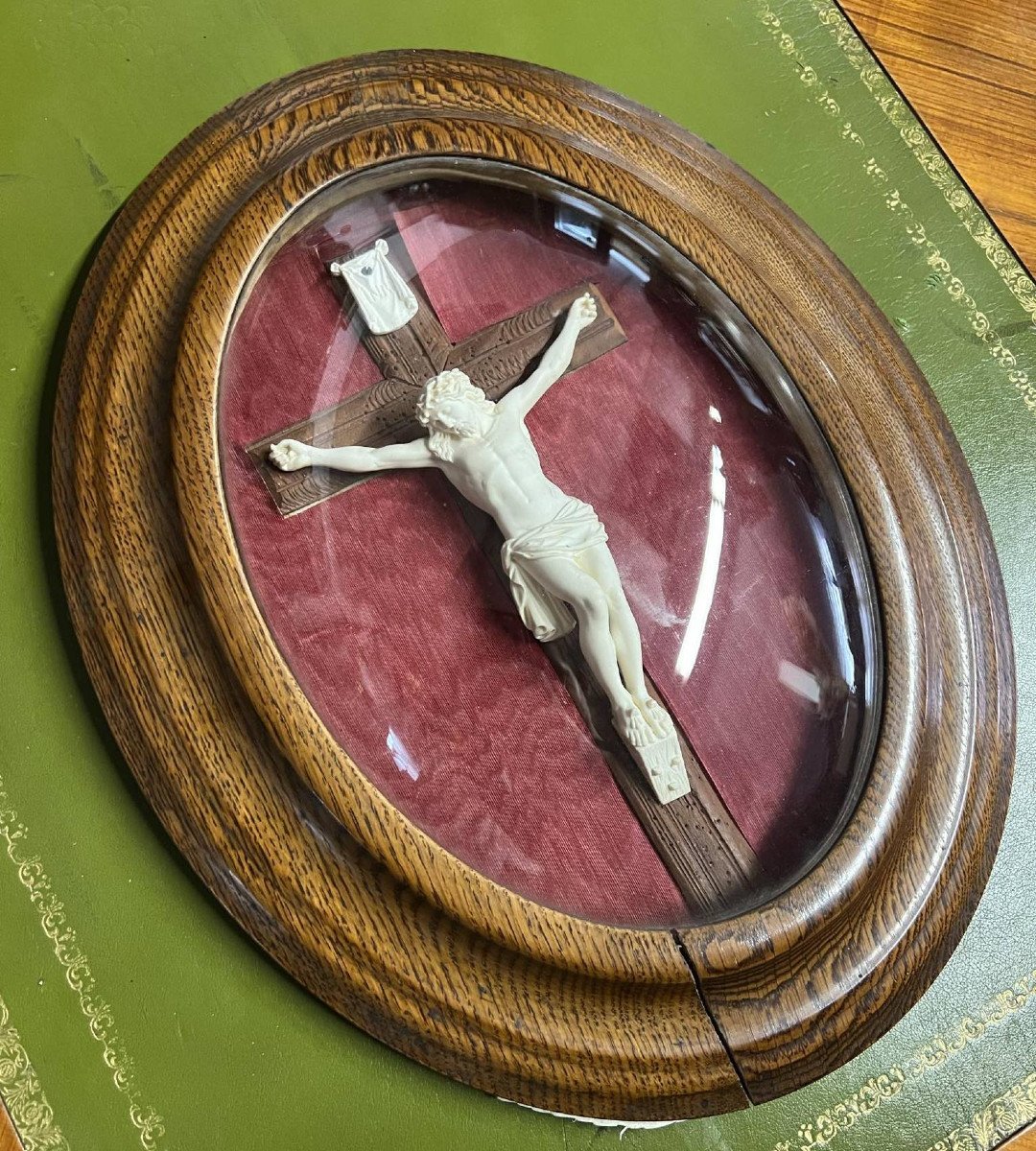 Crucifix XIXème Dans Un Cadre Ovale En Bois époque Napoléon III -photo-1