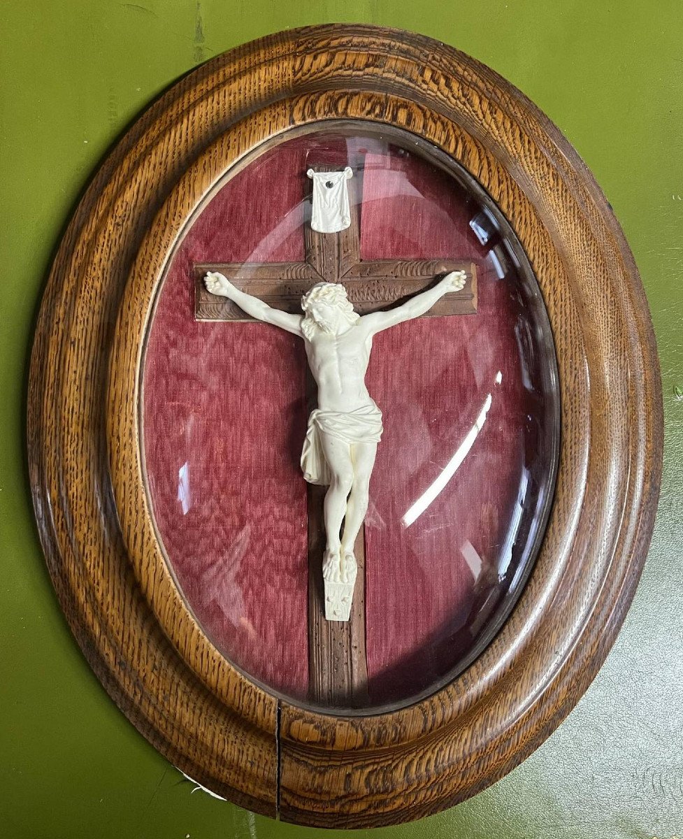 Crucifix XIXème Dans Un Cadre Ovale En Bois époque Napoléon III 