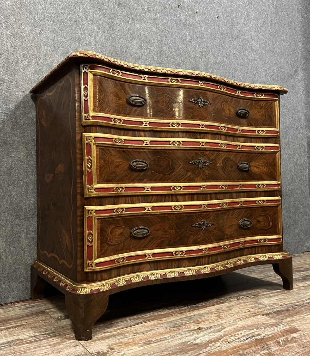 Commode Galbée Style Régence En Marqueterie De Bois De Rose Et Palissandre 