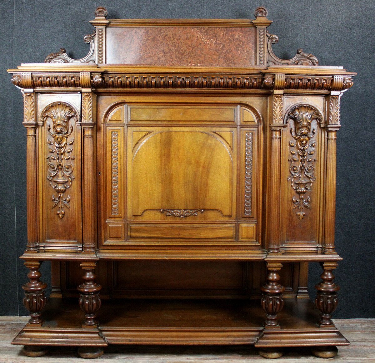 Buffet En Enfilade Style Renaissance En Noyer Et Fond De Marbre Griotte