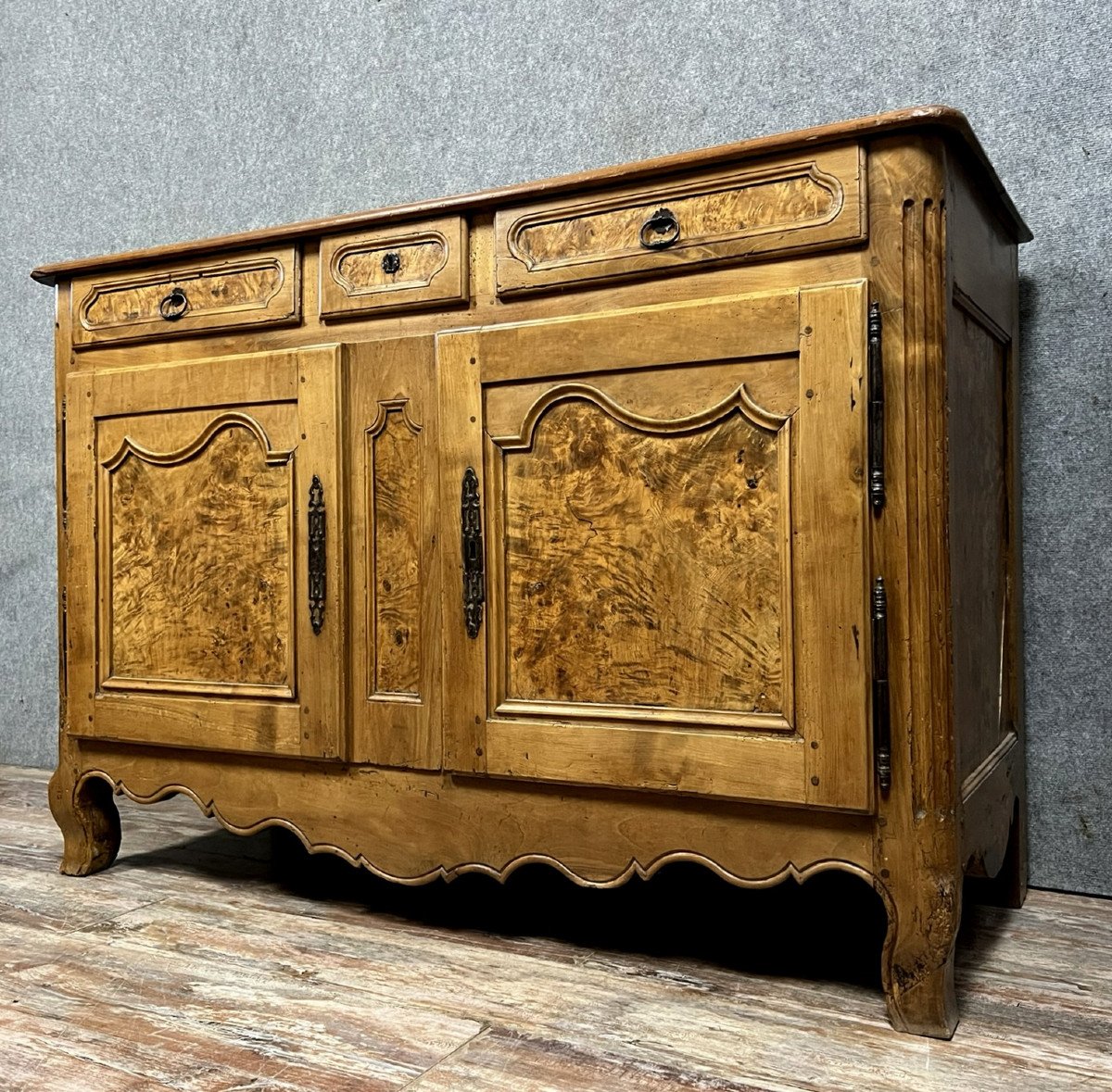 Louis XV Period Bressan Buffet In Walnut And Elm Burl-photo-4