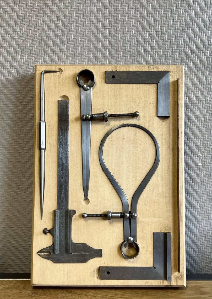 Anciens Outils De Précision Dans Leur Coffret 